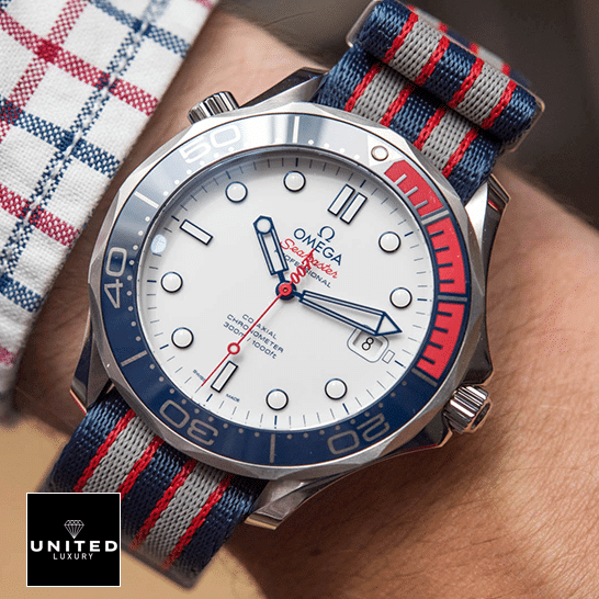 Omega Seamaster Diver 007 Edition White Dial 215.32.46.51.01.001 Exclusive Clone Edition omega seamasterdiver 300M 212.32.41.20.04.001 replica hand Omega Seamaster Blue Buckle Bracelet White Dial Replica on the wrist