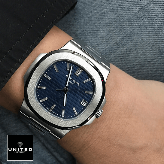 Patek Philippe Nautilus 5711/1P Platinum First-Class Clone patek philippe nautilus platinum blue dial 57111P Patek Philippe Nautilus Platinum Blue Dial Replica on the man wrist