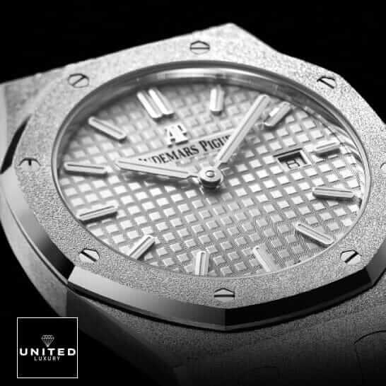 Audemars Piguet Royal Oak 67653BC "Frosted Gold" Ultra Realistic Replica 21 1 2 1 Audemars Piguet royal oak frosted replica close up view