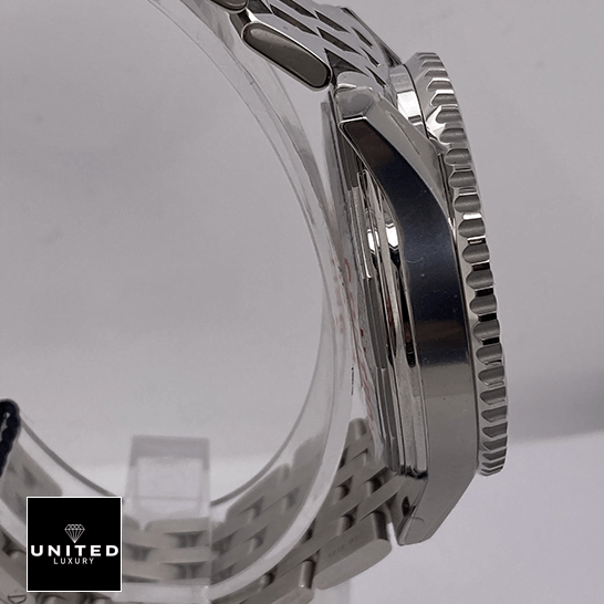 Breitling Navitimer B01 Chronograph AB0121211B1A1 "Black Dial" Premium Duplicate Edition breitling navitimer AB0127211B1A1 replica leftside breitling-navitimer-AB0127211B1A1-replica-leftside